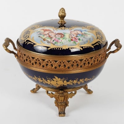 Une Bonbonnière En Porcelaine De Style Sévres, début XIXème Siècle