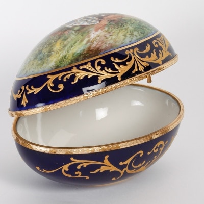 Un Petit Coffret à Bijoux l'Oeuf En Porcelaine, Fin XIXème Siècle