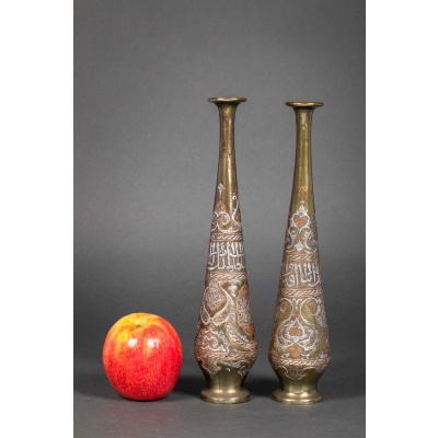 Une paire de vases Syrien en laiton avec incrustation de cuivre et d'argent, fin XIXème siècle