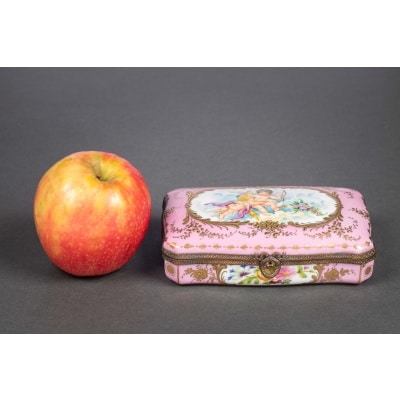 Une boite Miniature en porcelaine, début XXème siècle