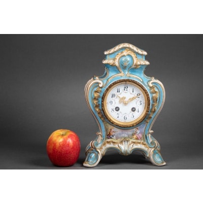 Une pendule en porcelaine, fin XIXème siècle