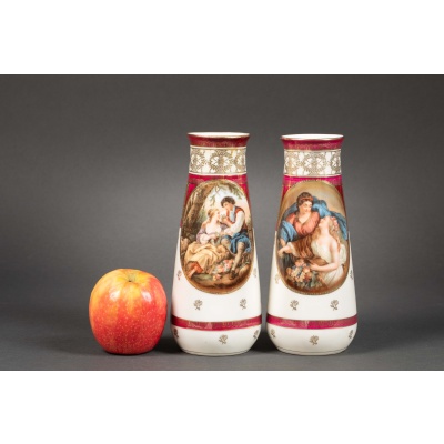 Une paire de vases en porcelaine, fin XIXème siècle