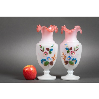 Une Paire De Vases En Opaline, Début XXème Siècle