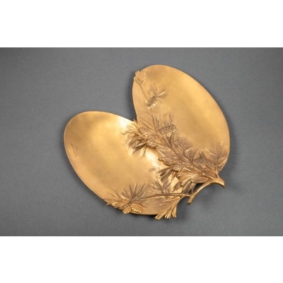 Une coupe vide poche en bronze doré, de style Art nouveau
