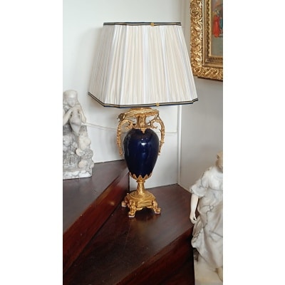 Un vase en porcelaine monté lampe, fin XIXème siècle