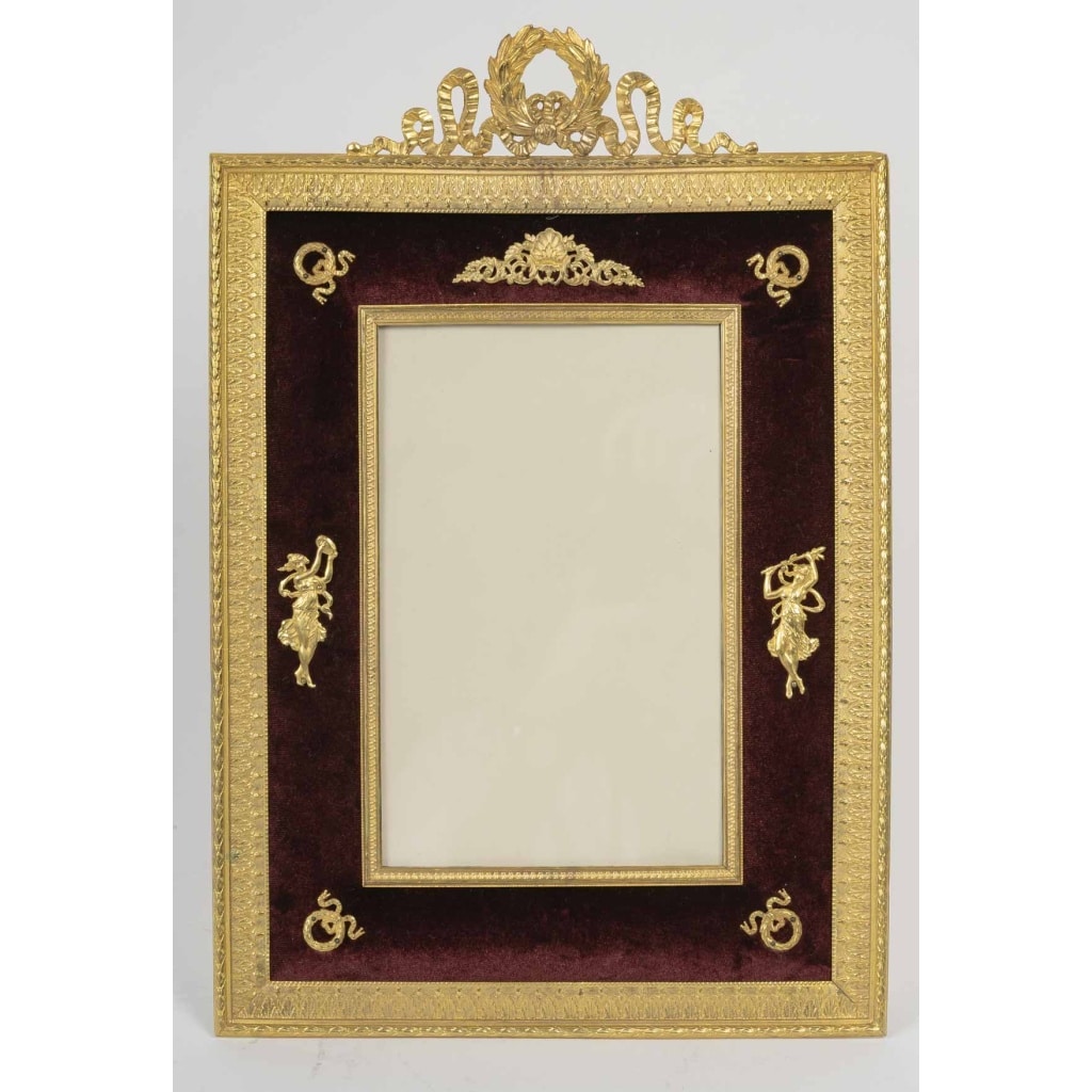 Un cadre photo en bronze doré, de style louis XVI, fin XIXème siècle 12