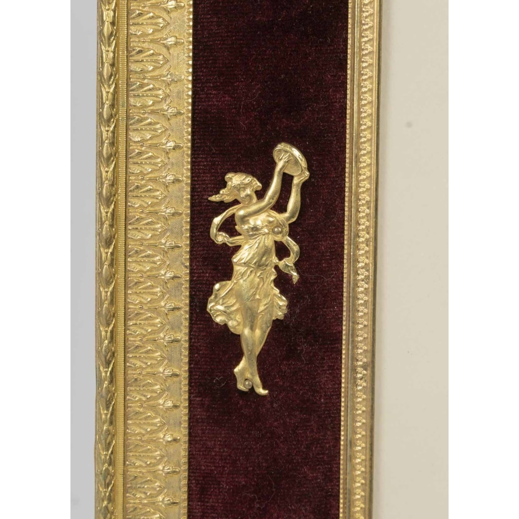 Un cadre photo en bronze doré, de style louis XVI, fin XIXème siècle 11