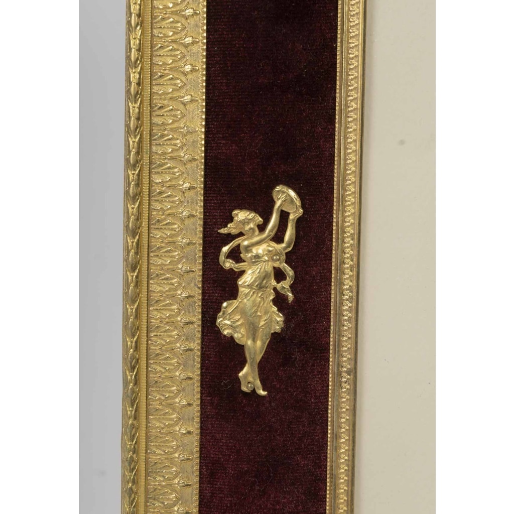Un cadre photo en bronze doré, de style louis XVI, fin XIXème siècle 10