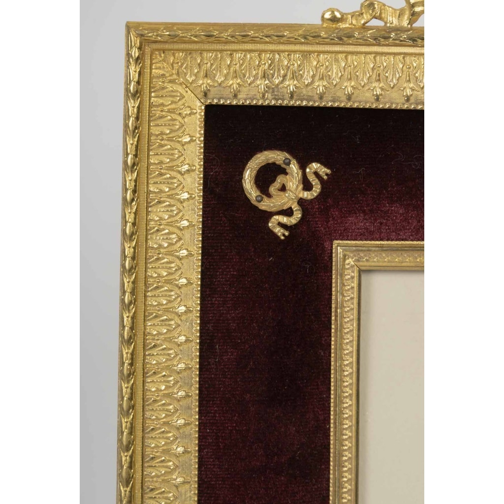 Un cadre photo en bronze doré, de style louis XVI, fin XIXème siècle 9