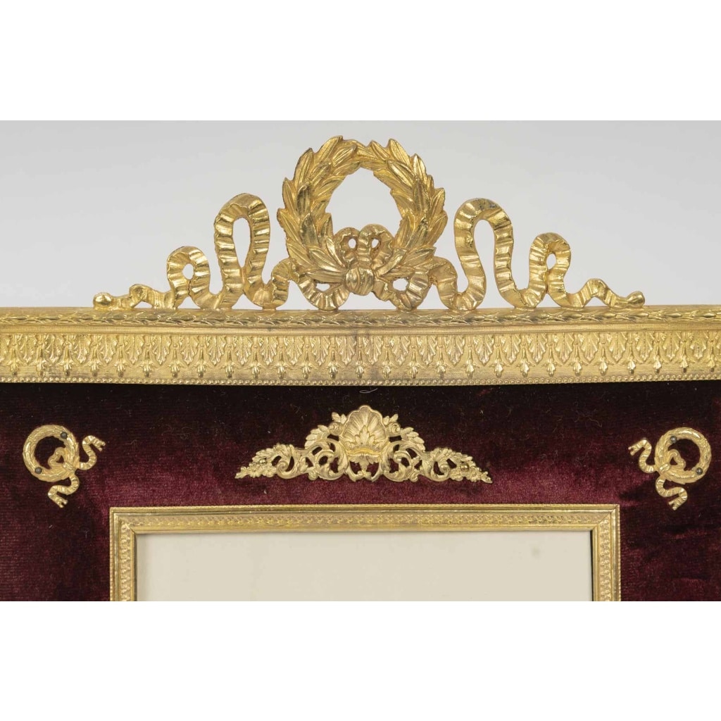 Un cadre photo en bronze doré, de style louis XVI, fin XIXème siècle 8