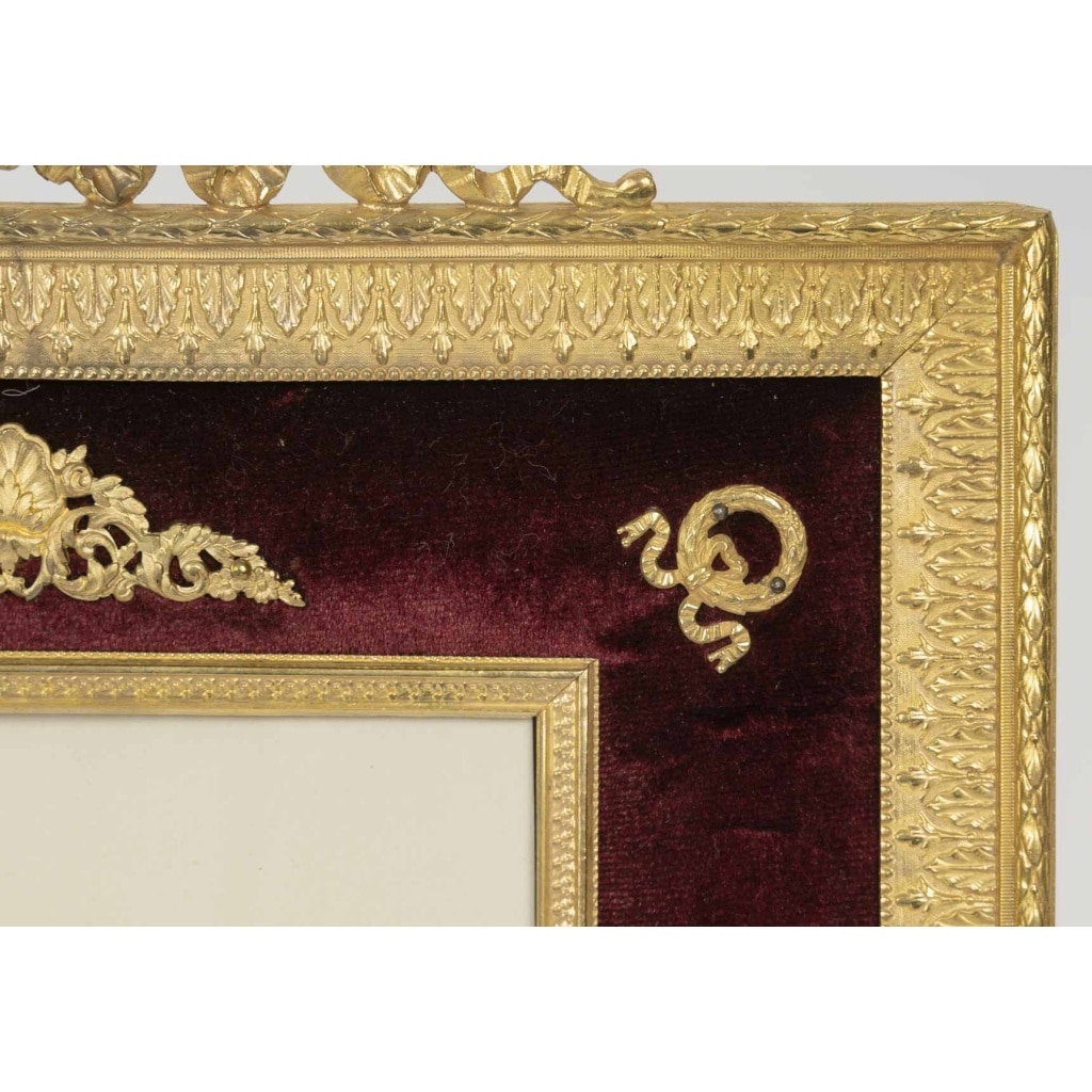 Un cadre photo en bronze doré, de style louis XVI, fin XIXème siècle 7