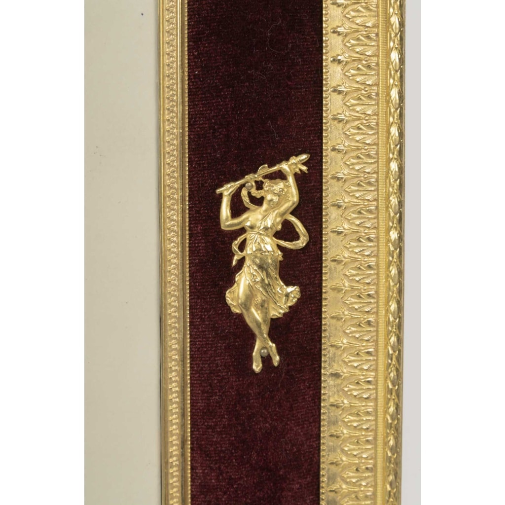 Un cadre photo en bronze doré, de style louis XVI, fin XIXème siècle 6