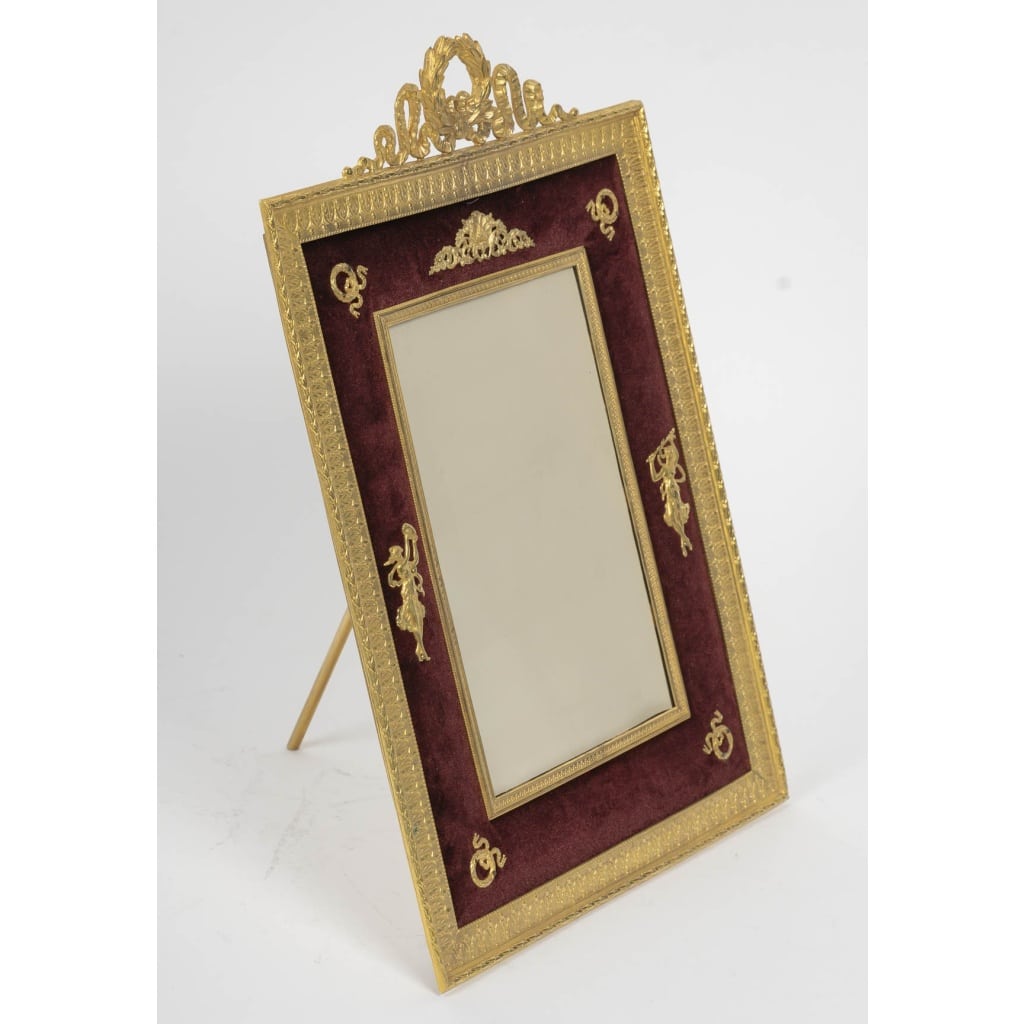Un cadre photo en bronze doré, de style louis XVI, fin XIXème siècle 2