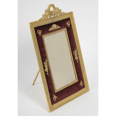 Un cadre photo en bronze doré, de style louis XVI, fin XIXème siècle