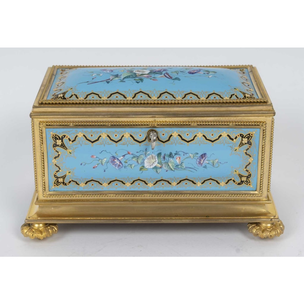 Un coffret à bijoux en bronze doré et émail, fin XIXème siècle 12