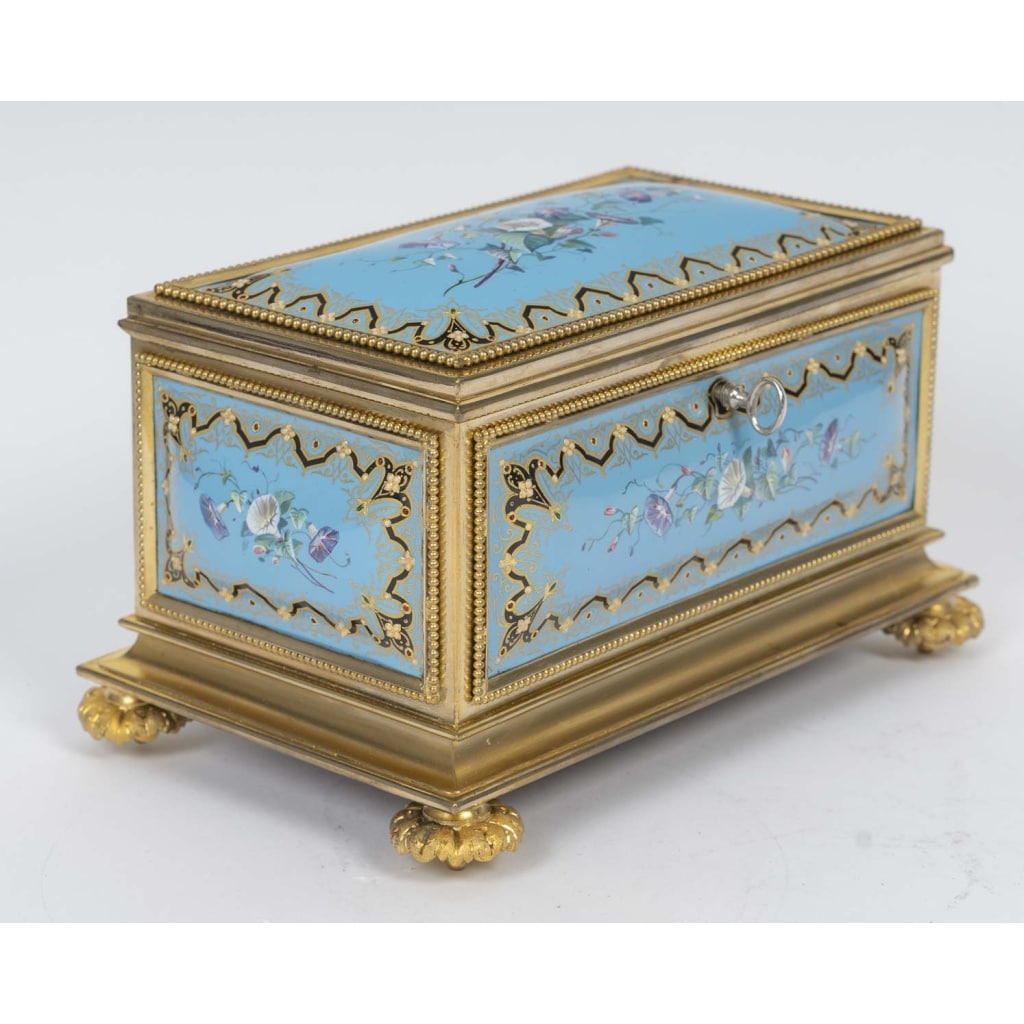 Un coffret à bijoux en bronze doré et émail, fin XIXème siècle 2