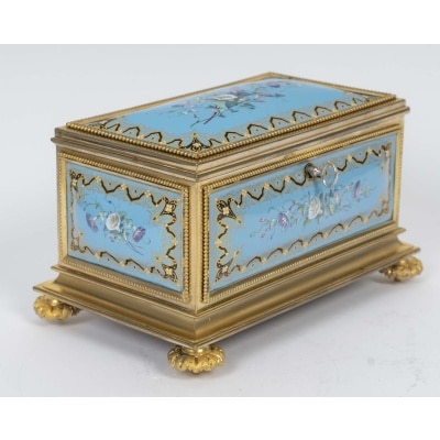Un coffret à bijoux en bronze doré et émail, fin XIXème siècle