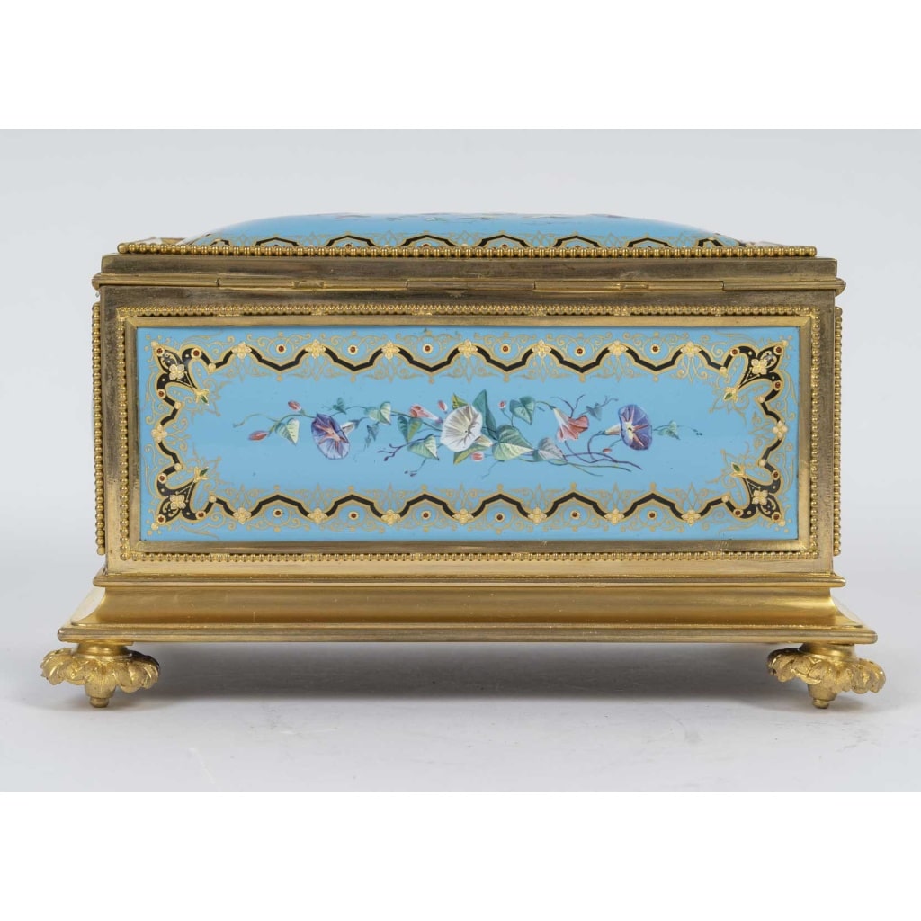 Un coffret à bijoux en bronze doré et émail, fin XIXème siècle 7