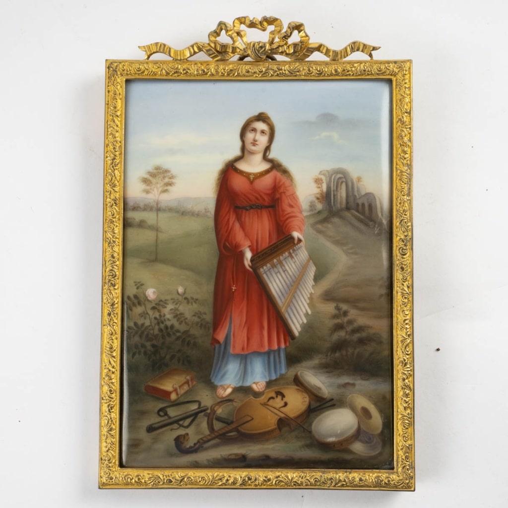 Élégante plaque en porcelaine représentant Sainte-Cécile, encadrée dans un riche cadre doré orné de rinceaux et d’un nœud rubané, Fin du 19 ème siècle. 2