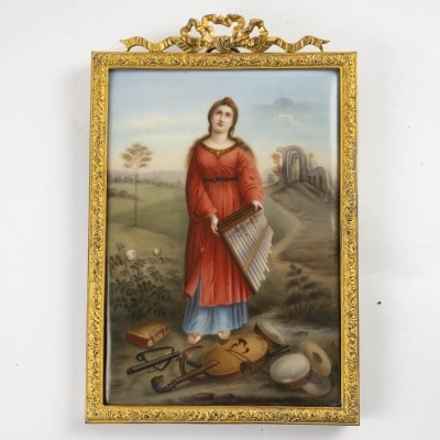 Élégante plaque en porcelaine représentant Sainte-Cécile, encadrée dans un riche cadre doré orné de rinceaux et d’un nœud rubané, Fin du 19 ème siècle.