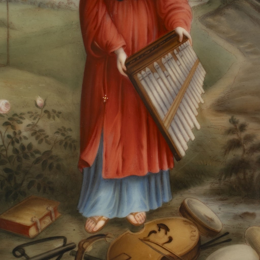 Élégante plaque en porcelaine représentant Sainte-Cécile, encadrée dans un riche cadre doré orné de rinceaux et d’un nœud rubané, Fin du 19 ème siècle. 4