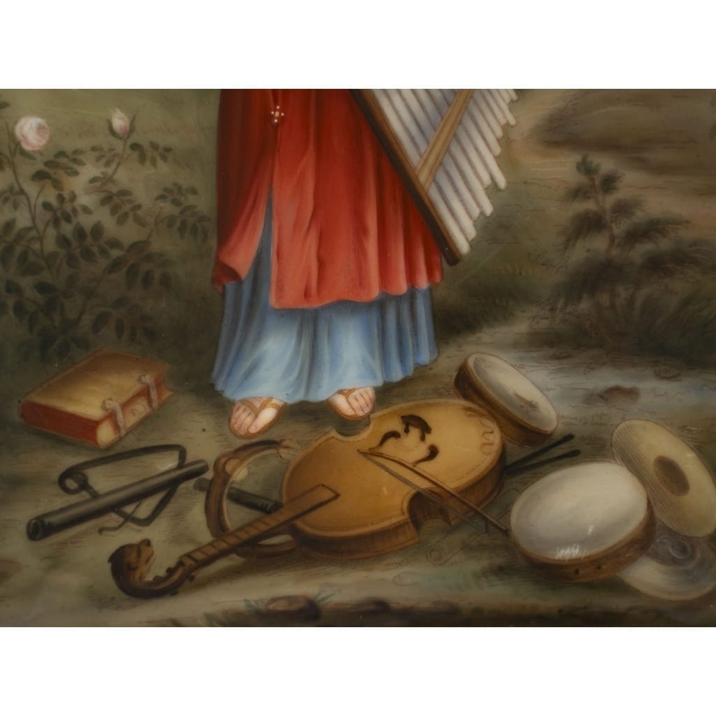Élégante plaque en porcelaine représentant Sainte-Cécile, encadrée dans un riche cadre doré orné de rinceaux et d’un nœud rubané, Fin du 19 ème siècle. 5