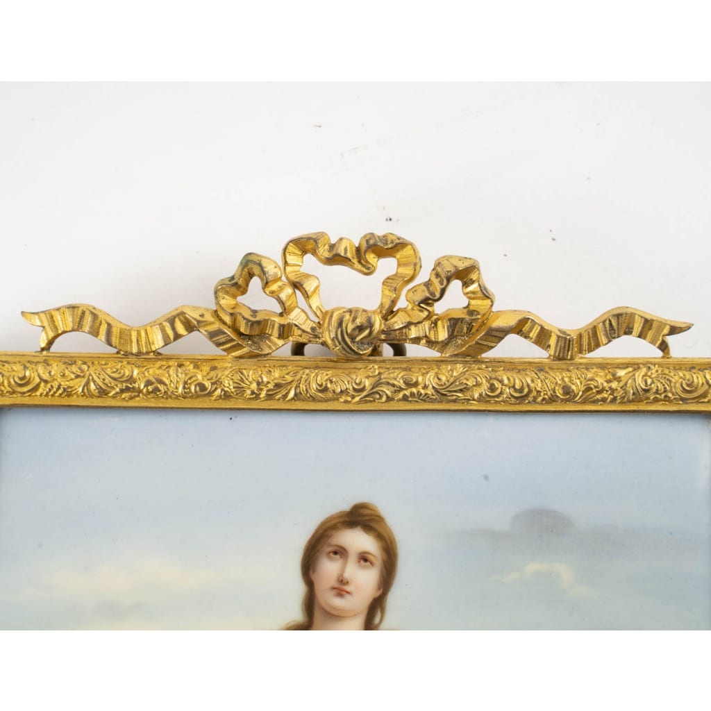 Élégante plaque en porcelaine représentant Sainte-Cécile, encadrée dans un riche cadre doré orné de rinceaux et d’un nœud rubané, Fin du 19 ème siècle. 6