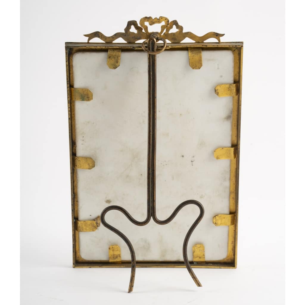 Élégante plaque en porcelaine représentant Sainte-Cécile, encadrée dans un riche cadre doré orné de rinceaux et d’un nœud rubané, Fin du 19 ème siècle. 7