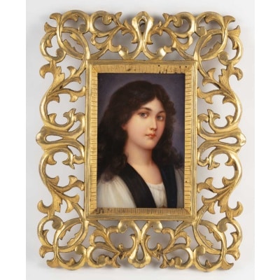 Superbe plaque en porcelaine représentant une jeune femme en buste et son cadre ajouré en bois doré, Fin du 19ème siècle.