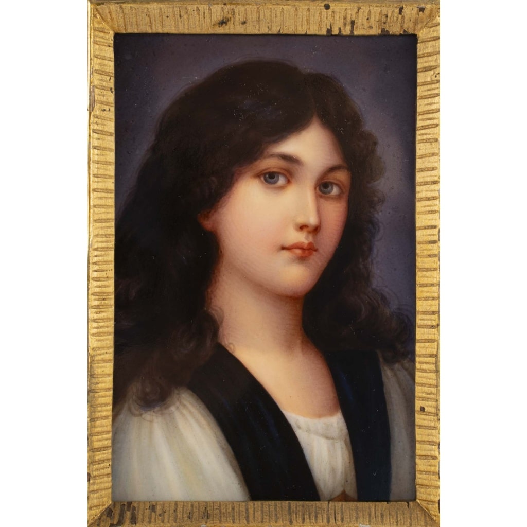 Superbe plaque en porcelaine représentant une jeune femme en buste et son cadre ajouré en bois doré, Fin du 19ème siècle. 3