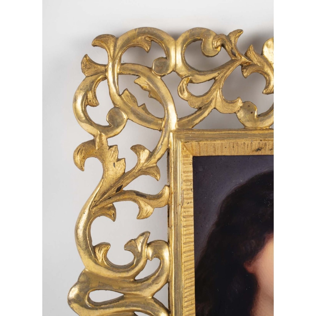 Superbe plaque en porcelaine représentant une jeune femme en buste et son cadre ajouré en bois doré, Fin du 19ème siècle. 5