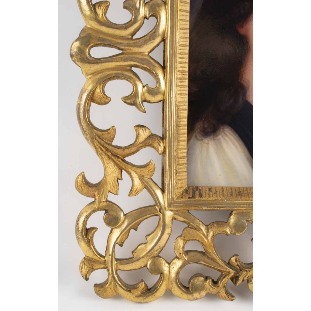 Superbe plaque en porcelaine représentant une jeune femme en buste et son cadre ajouré en bois doré, Fin du 19ème siècle. 6
