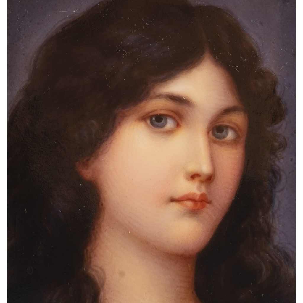 Superbe plaque en porcelaine représentant une jeune femme en buste et son cadre ajouré en bois doré, Fin du 19ème siècle. 4