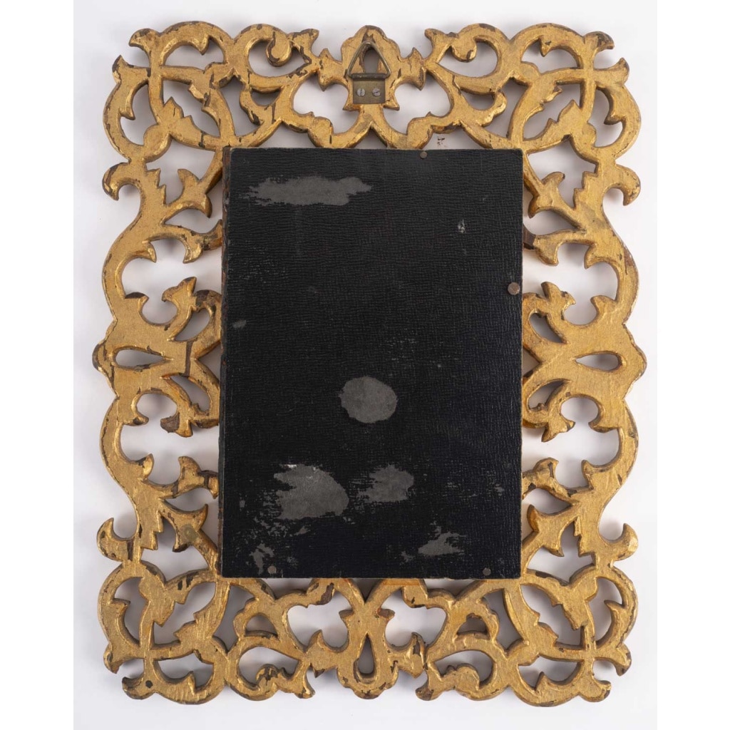 Superbe plaque en porcelaine représentant une jeune femme en buste et son cadre ajouré en bois doré, Fin du 19ème siècle. 7