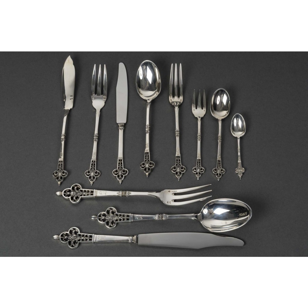CARDEILHAC - MENAGERE 150 PIECES EN ARGENT MASSIF MODELE " RENAISSANCE" XXe Le manche repercé est orné d'un mascaron seules les cuillères a moka ne sont pas repercées. Commande faite pour l'exportation . Poinçons : STERLING FRANCE A 925 - Poinçon de Maître de CARDEILHAC - Poinçon d'exportation de CHRISTOFLE ( OC) Poinçon de C. CHRISTOFLE dans un losange. POIDS : Poids des pièces de table 6Kg 144 grs + poids des pièces de service 1 Kg 471 POIDS NET TOTAL : 7 Kgs 615 grammes POIDS BRUT DES COUTEAUX : 1 kg 542 grs Composition :  12 FOURCHETTES DE TABLE  12 CUILLERES DE TABLE  12 COUTEAUX DE TABLE  12 FOURCHETTES A POISSON  12 COUTEAUX A POISSON  12 CUILLERES A ENTREMET  12 FOURCHETTES A ENTREMET  12 COUTEAUX A ENTREMET  12 FOURCHETTES A GATEAUX  12 CUILLERES A MOKA  12 CUILLERES A THE / CAFE + 18 PIECES DE SERVICE soit : - 1 COUVERT A SALADE 2 PIECES  1 CUILLERE A SAUCE  1 PELLE A TARTE  1 COUVERT A POISSON 2 PIECES  1 LOUCHE  4 PIECES DE SERVICE DE TABLE  1 COUTEAU A BEURRE  1 COUTEAU A FROMAGE  1 PINCE A SUCRE  4 PIQUES A HORS D’ŒUVRES En 1951, la maison Cardeilhac est rachetée par Christofle, qui perpétue une partie de ses modèles et conserve l’héritage de son savoir-faire. Aujourd’hui, les pièces signées Cardeilhac sont très recherchées pour leur élégance et leur qualité de fabrication, illustrant l’âge d’or de l’orfèvrerie française.