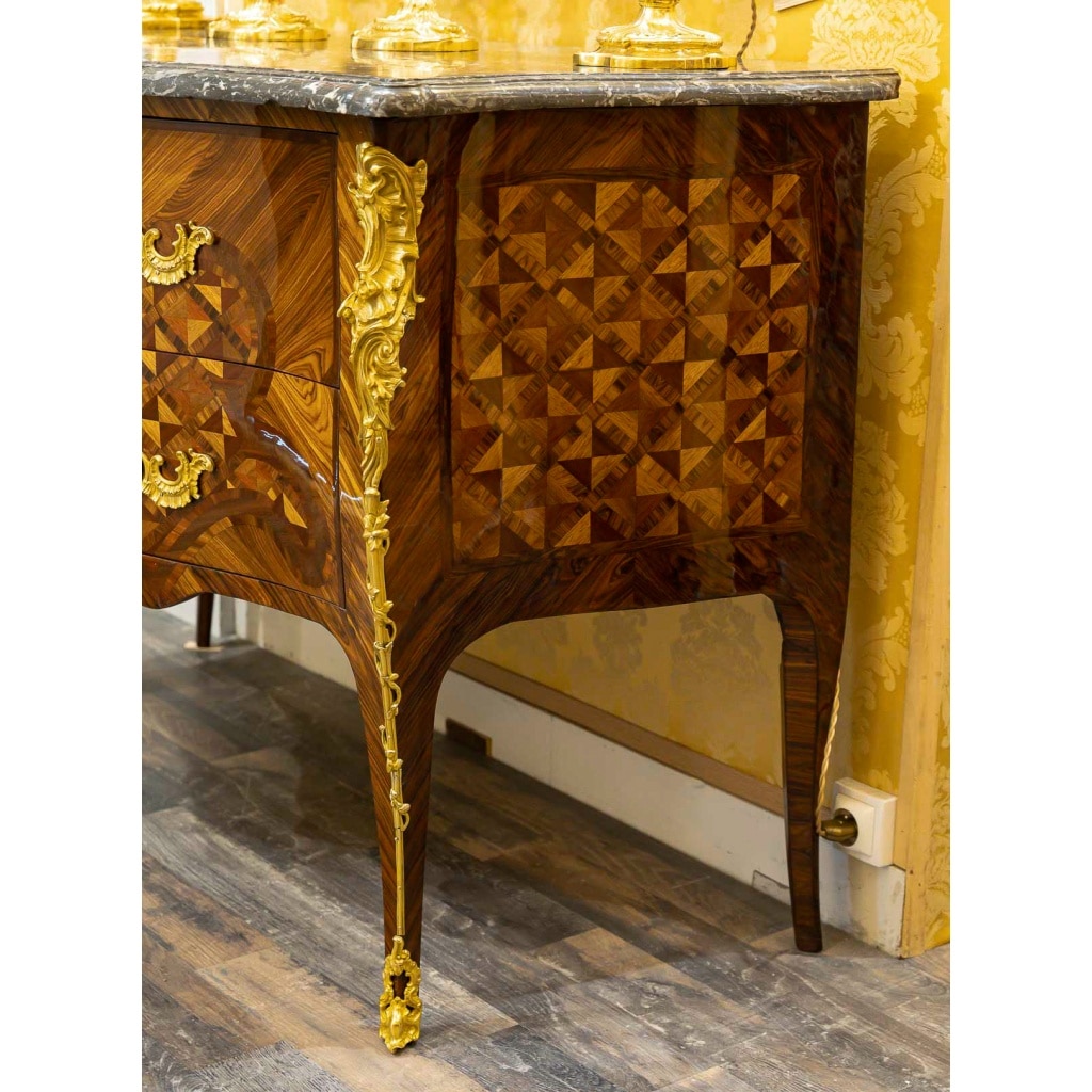 Gilles Joubert et Roger Vandercruse dit Lacroix – Commode sauteuse en marqueterie et bronze au C couronné, vers 1755 15