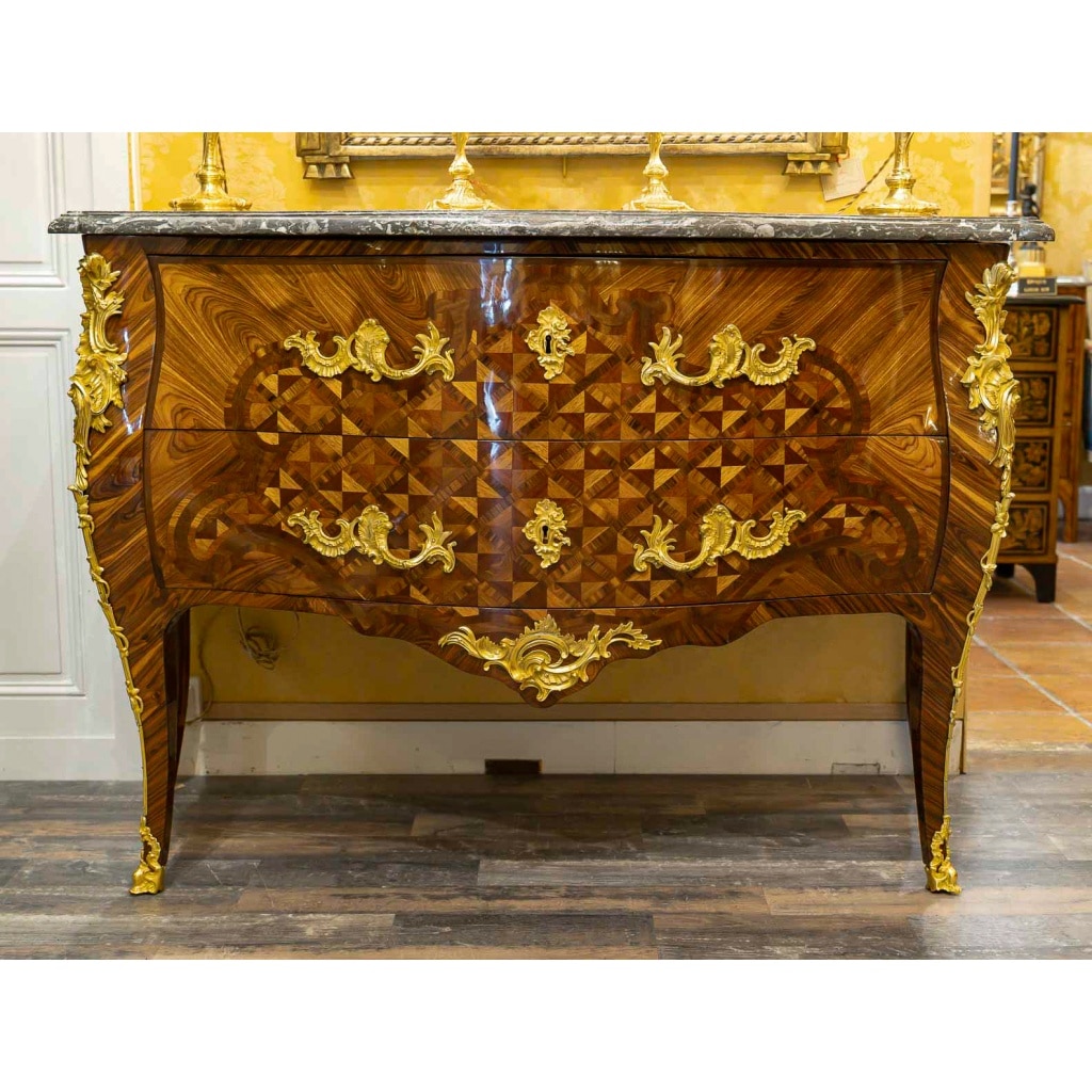 Gilles Joubert et Roger Vandercruse dit Lacroix – Commode sauteuse en marqueterie et bronze au C couronné, vers 1755 6