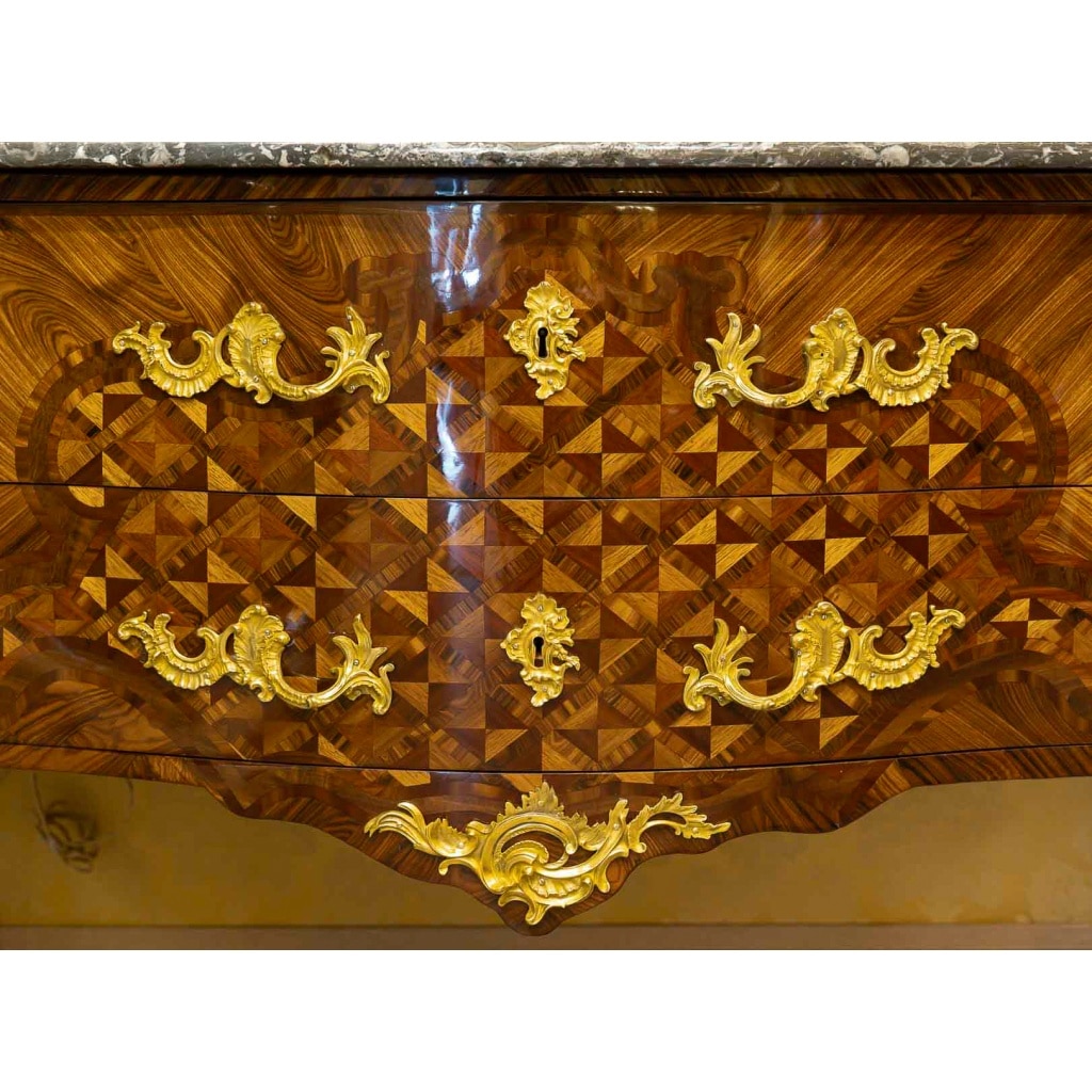 Gilles Joubert et Roger Vandercruse dit Lacroix – Commode sauteuse en marqueterie et bronze au C couronné, vers 1755 7