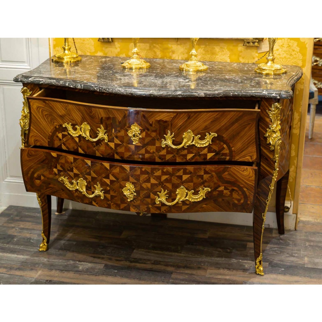 Gilles Joubert et Roger Vandercruse dit Lacroix – Commode sauteuse en marqueterie et bronze au C couronné, vers 1755 14
