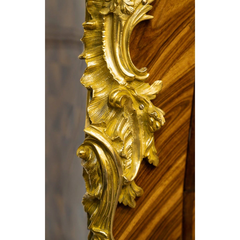 Gilles Joubert et Roger Vandercruse dit Lacroix – Commode sauteuse en marqueterie et bronze au C couronné, vers 1755 8