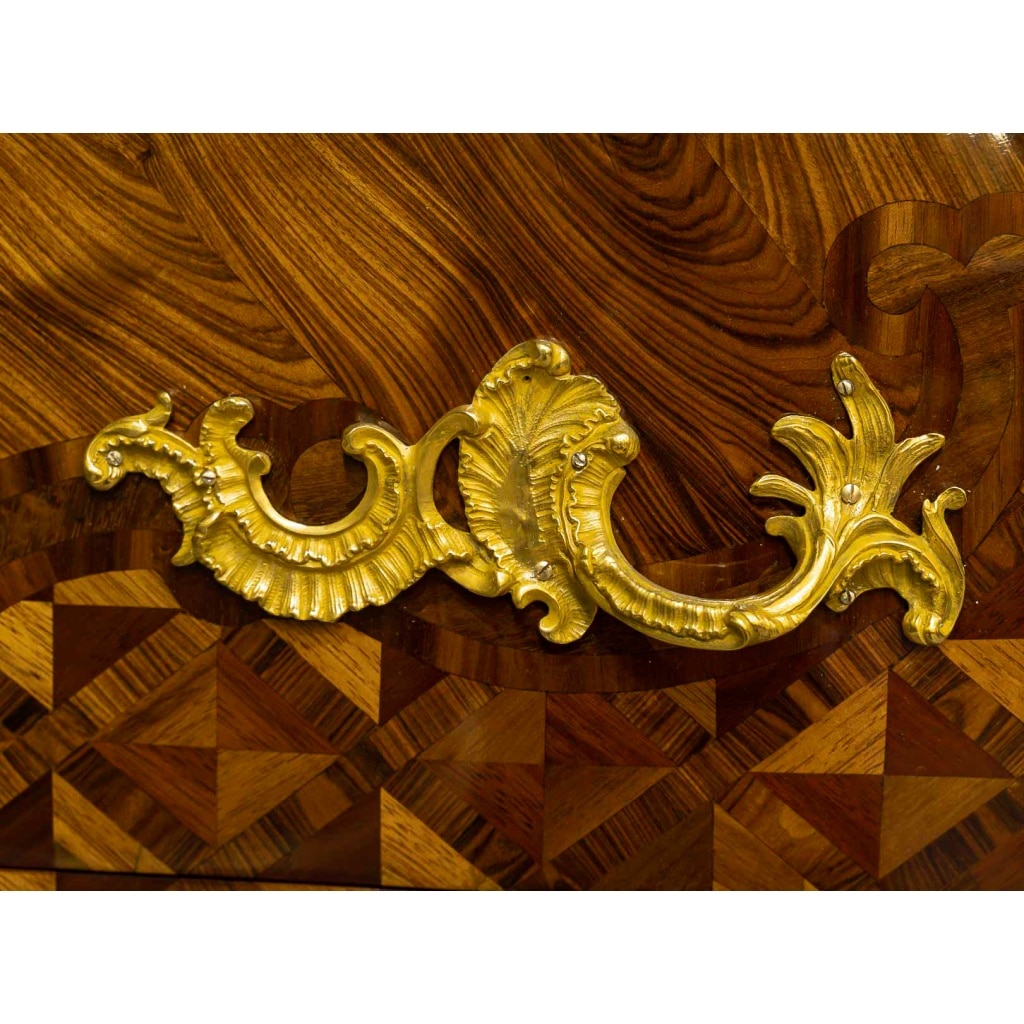 Gilles Joubert et Roger Vandercruse dit Lacroix – Commode sauteuse en marqueterie et bronze au C couronné, vers 1755 9