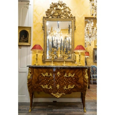 Gilles Joubert et Roger Vandercruse dit Lacroix – Commode sauteuse en marqueterie et bronze au C couronné, vers 1755