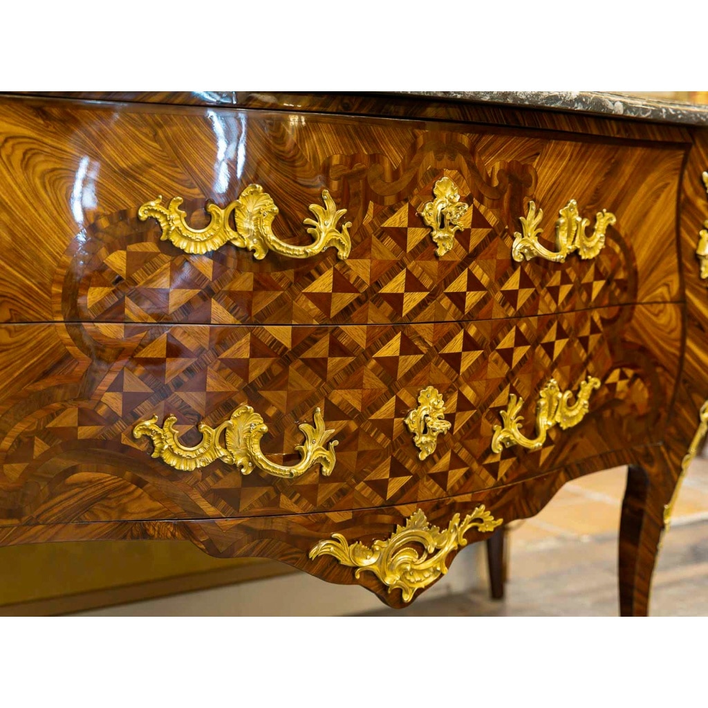 Gilles Joubert et Roger Vandercruse dit Lacroix – Commode sauteuse en marqueterie et bronze au C couronné, vers 1755 11