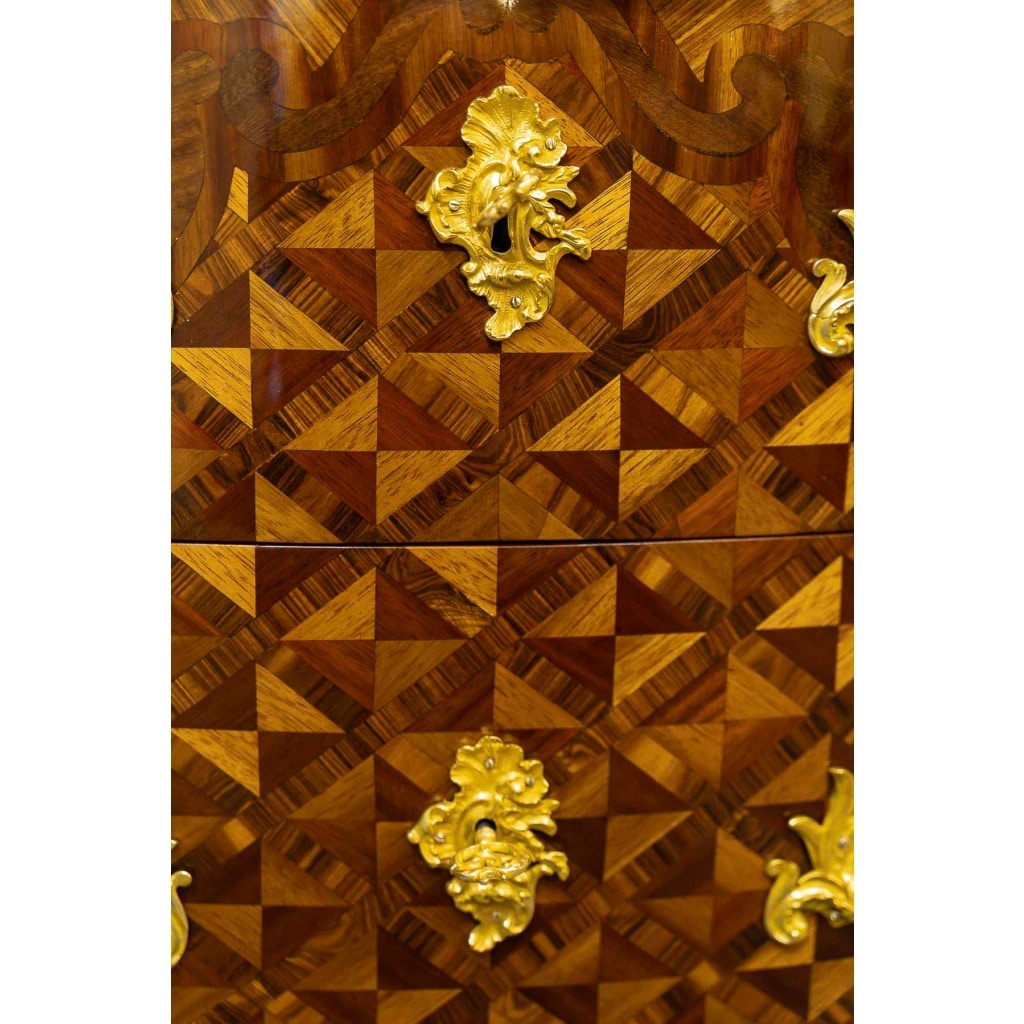 Gilles Joubert et Roger Vandercruse dit Lacroix – Commode sauteuse en marqueterie et bronze au C couronné, vers 1755 12