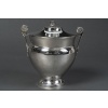 JBC ODIOT – Sucrier couvert en argent époque 1er empire 1809/1818 Élégant sucrier couvert de forme ovoïde en argent massif, reposant sur un piédouche circulaire, avec couvercle bombé orné d’une prise stylisée en graine. Les anses latérales, finement ciselées de palmettes et de rosaces sur fond amati, témoignent d’un répertoire décoratif typique du goût néo-pompéien sous l’Empire. Pièce éxécutée entièrement au marteau. Le poinçon de garantie au 2e coq atteste d’une fabrication entre 1809 et 1818. Cette œuvre est signée Jean-Baptiste Claude Odiot, l’un des plus prestigieux orfèvres parisiens du Premier Empire, célèbre fournisseur de la Cour impériale et de nombreuses cours européennes. Il succède à son père et fait rayonner l’orfèvrerie française à travers des créations alliant rigueur architecturale et richesse ornementale, souvent inspirées de l’Antiquité. Dimensions : H. 14 cm – L. avec anses : 13,5 cm – Diam. base : 6 cm Matière : Argent 1er titre 950/1°°° Poids : 370 grammes Poinçons : SUR LA BASE 2eme COQ 1809/1818 PARIS– Récence du 2eme Coq – Poinçon du vieillard 1818/1838 avec recense du sanglier. SUR LE CORPS : 2eme COQ 1809/1818 PARIS– Récence du 2eme Coq – Poinçon du vieillard 1818/1838 avec recense du sanglier. SUR LE COUVERCLE : 2eme COQ 1809/1818 PARIS– Récence du 2eme Coq – Poinçon du vieillard 1818/1838 avec recense de la garantie SUR LE CORPS ET LE COUVERCLE : Poinçon en losange de JEAN BAPTISTE CLAUDE ODIOT Orfèvre : Jean-Baptiste Claude Odiot (Paris, 1763–1850) Origine : France/Paris