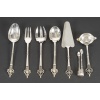 CARDEILHAC – Ensemble de pièces de service en argent massif Renaissance XXe Ensemble de 7 Pièces de service d’un modèle « Renaissance » en argent massif. Le manche est repercé et décoré d’un mascaron. Chaque pièce peut être vendue séparément au prix de 400 euros : · Pince à sucre 40 grs – 11,5 cm · Cuillère à sauce 130 grs – 20 cm · Pelle à tarte 124 grs- 27 cm · Couvert à salade 2 pièces 212 grs – 25 cm · Couvert de service 2 pièces 202 grs Fourchette 24,5 cm – cuillère 25 cm Matière : Argent 1er titre 950/1°°° Poinçon : MINERVE Epoque : XXe Orfèvre : CARDEILHAC Origine : France/Paris