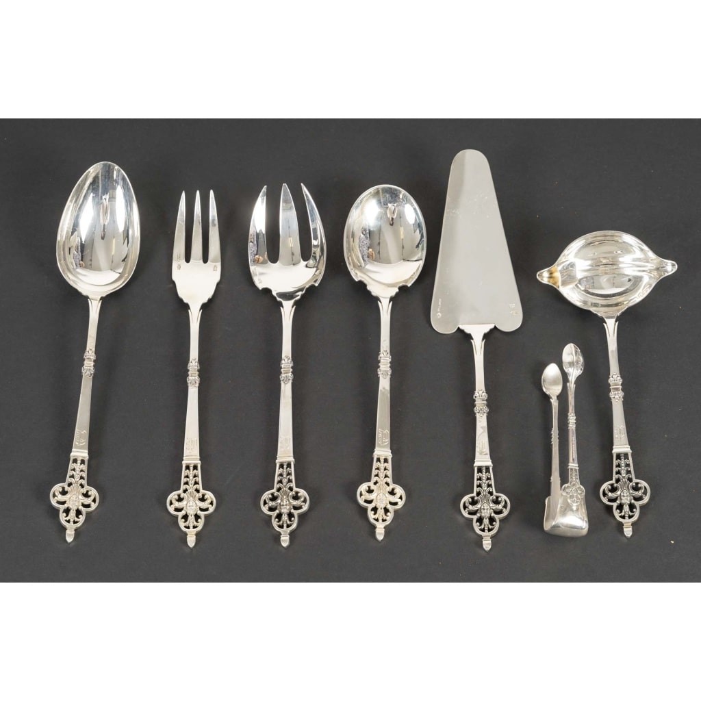 CARDEILHAC – Ensemble de pièces de service en argent massif Renaissance XXe Ensemble de 7 Pièces de service d’un modèle « Renaissance » en argent massif. Le manche est repercé et décoré d’un mascaron. Chaque pièce peut être vendue séparément au prix de 400 euros : · Pince à sucre 40 grs – 11,5 cm · Cuillère à sauce 130 grs – 20 cm · Pelle à tarte 124 grs- 27 cm · Couvert à salade 2 pièces 212 grs – 25 cm · Couvert de service 2 pièces 202 grs Fourchette 24,5 cm – cuillère 25 cm Matière : Argent 1er titre 950/1°°° Poinçon : MINERVE Epoque : XXe Orfèvre : CARDEILHAC Origine : France/Paris