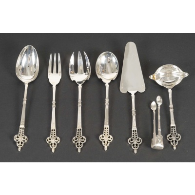 CARDEILHAC – Ensemble de pièces de service en argent massif Renaissance XXe Ensemble de 7 Pièces de service d’un modèle « Renaissance » en argent massif. Le manche est repercé et décoré d’un mascaron. Chaque pièce peut être vendue séparément au prix de 400 euros : · Pince à sucre 40 grs – 11,5 cm · Cuillère à sauce 130 grs – 20 cm · Pelle à tarte 124 grs- 27 cm · Couvert à salade 2 pièces 212 grs – 25 cm · Couvert de service 2 pièces 202 grs Fourchette 24,5 cm – cuillère 25 cm Matière : Argent 1er titre 950/1°°° Poinçon : MINERVE Epoque : XXe Orfèvre : CARDEILHAC Origine : France/Paris