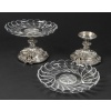 Orfèvre Eugène MERMILLOD – Paire de coupes en argent massif et cristal BACCARAT – XIXe Paire de présentoirs de style rocaille en argent massif surmontés d’une coupe en cristal taillé de BACCARAT. Très bon état. Dimensions : diamètre 22,3 cm – hauteur 15,5 cm Matière : Argent 1er titre 950/1°°° Poids : 1 Kg 721 Poinçon : MINERVE Orfèvre : EUGENE MERMILLOD Origine : France/PARIS