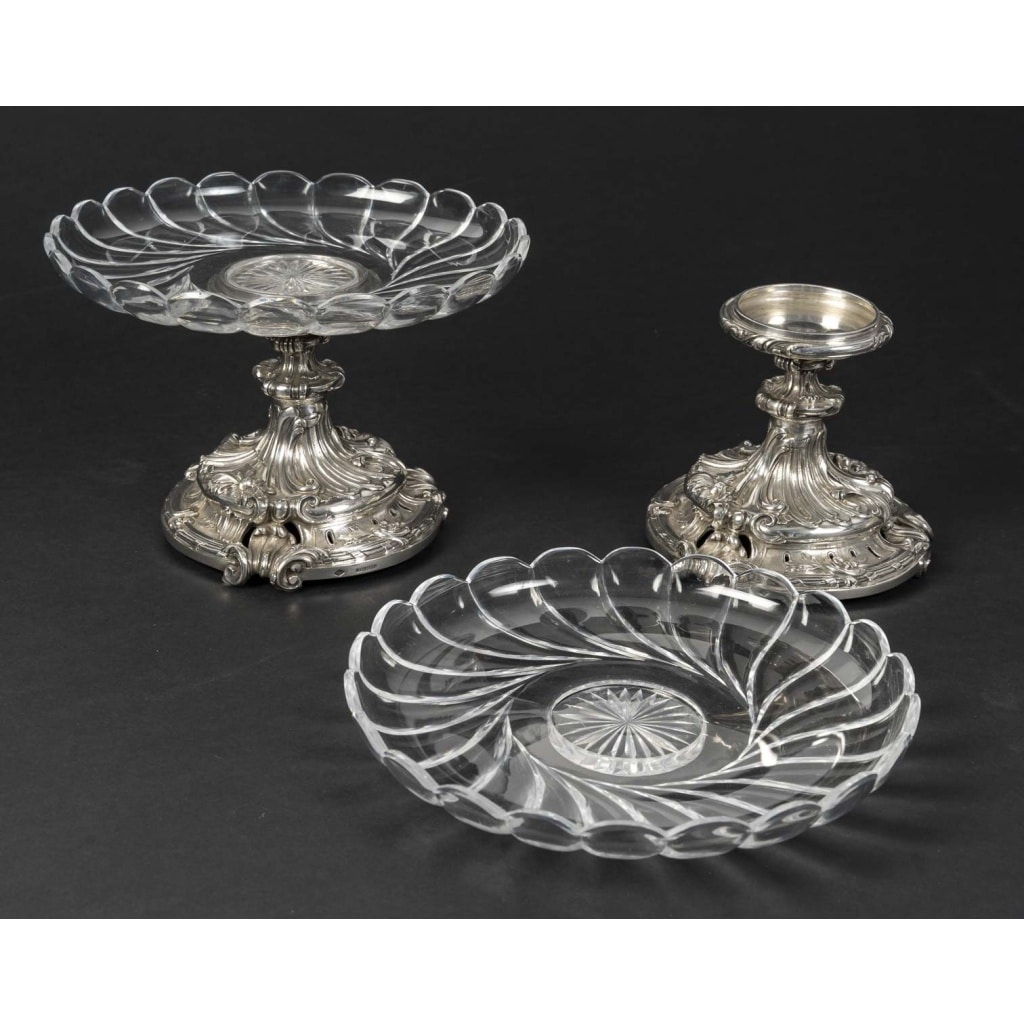 Orfèvre Eugène MERMILLOD – Paire de coupes en argent massif et cristal BACCARAT – XIXe Paire de présentoirs de style rocaille en argent massif surmontés d’une coupe en cristal taillé de BACCARAT. Très bon état. Dimensions : diamètre 22,3 cm – hauteur 15,5 cm Matière : Argent 1er titre 950/1°°° Poids : 1 Kg 721 Poinçon : MINERVE Orfèvre : EUGENE MERMILLOD Origine : France/PARIS
